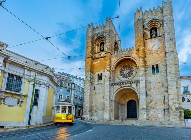 ESPA�A Y PORTUGAL  - SALIDA 23 DE ABRIL 2027